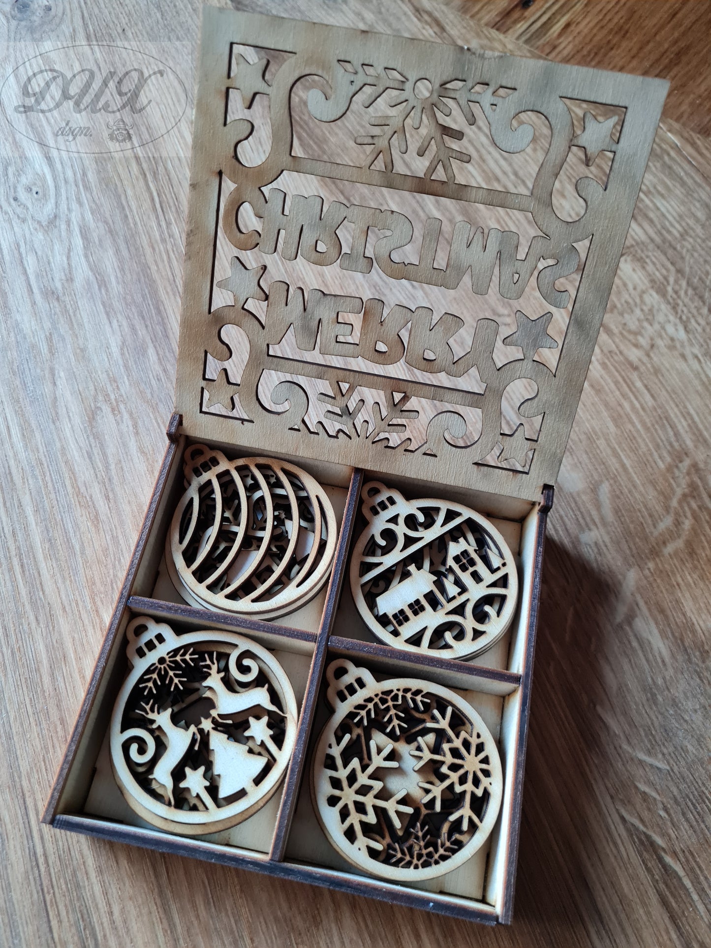Weihnachtsbox mit Weihnachtsanhängern