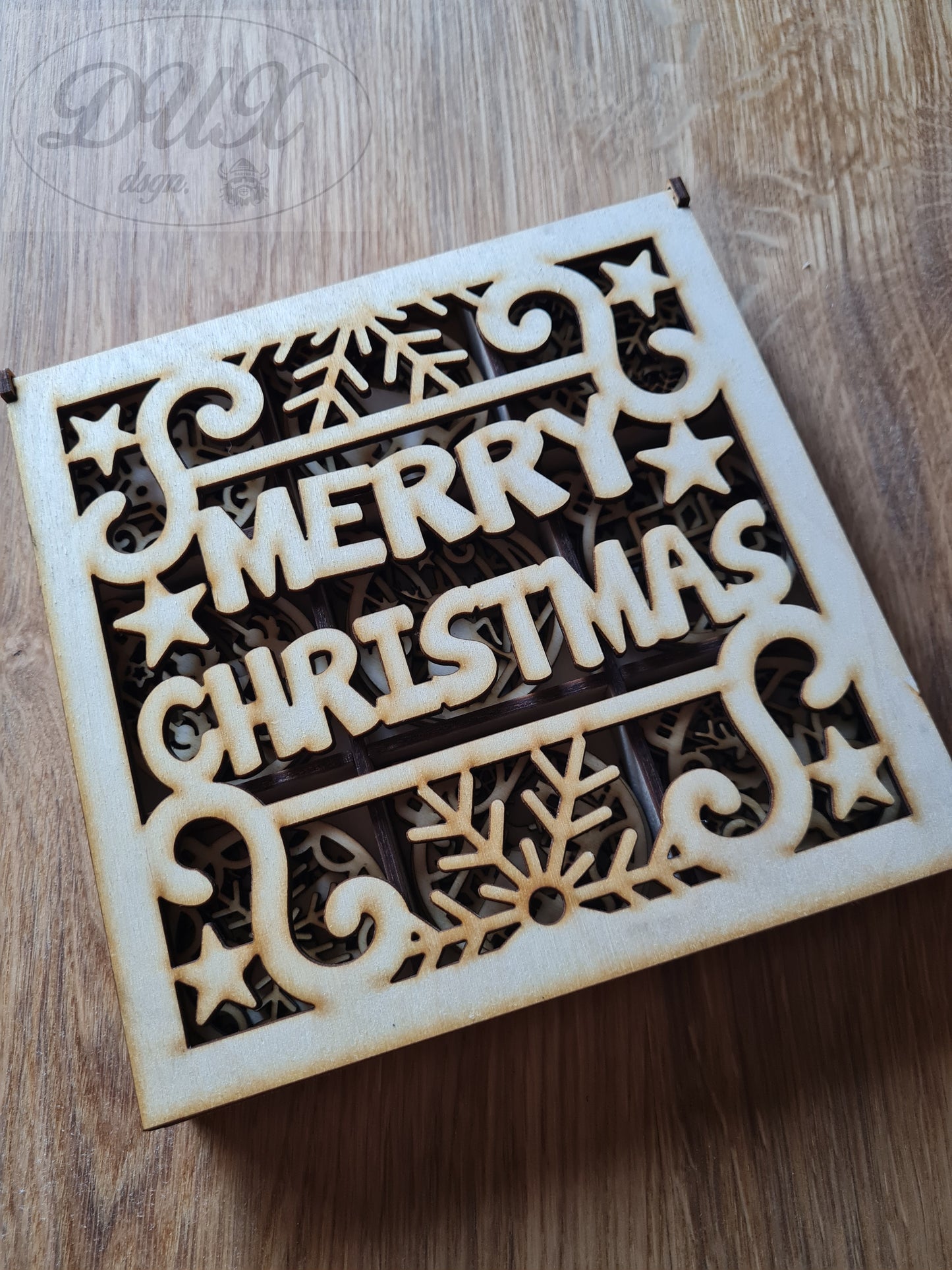 Weihnachtsbox mit Weihnachtsanhängern